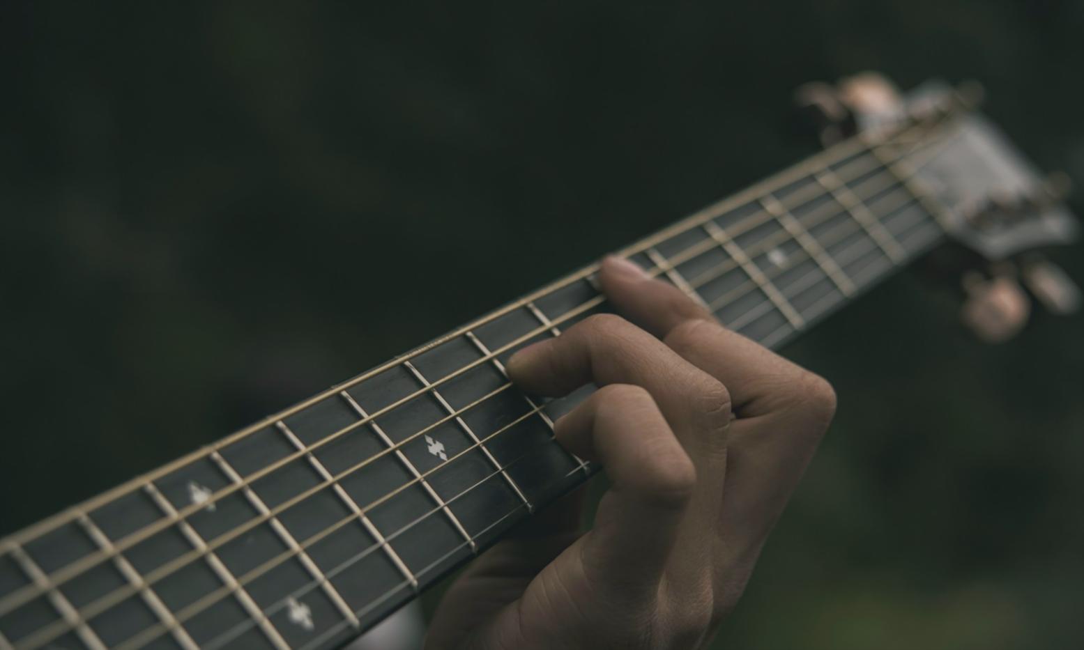 Studenti che collaborano durante una sessione di analisi musicale pratica