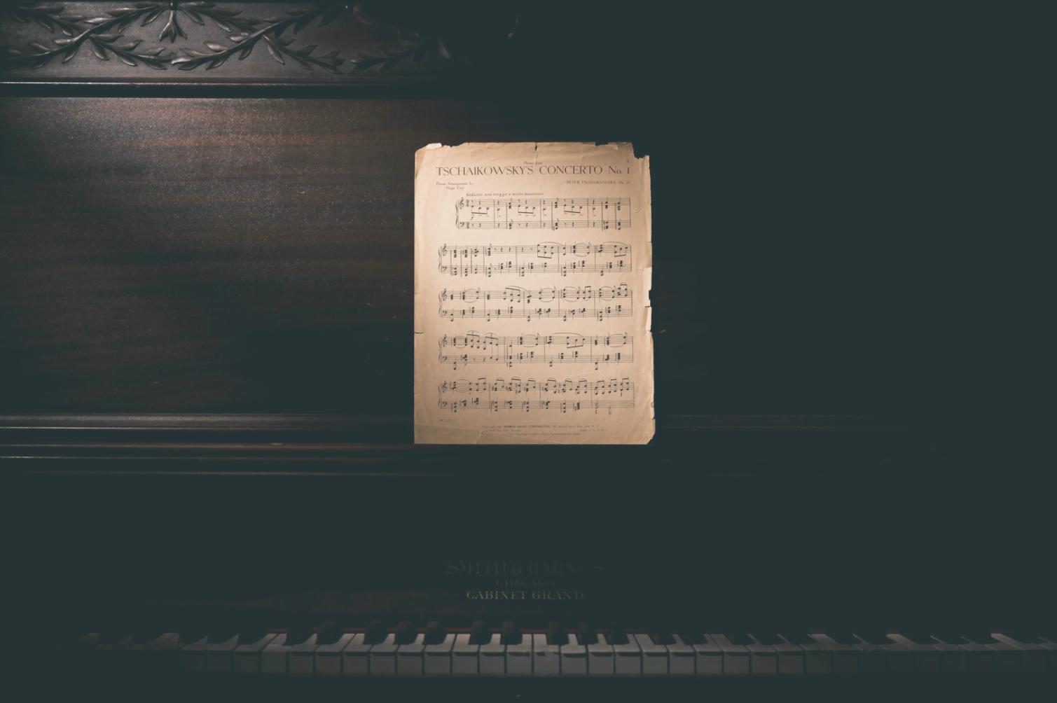 Workspace di produzione musicale con software e note di analisi strutturale