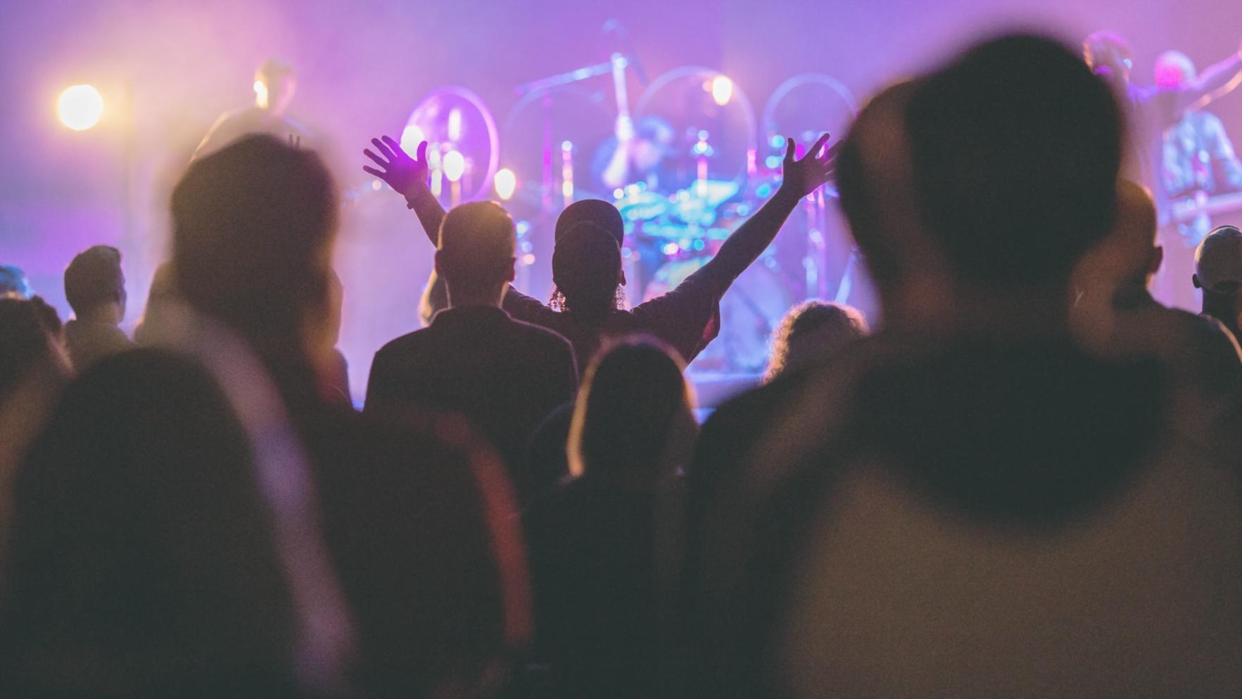Compositore al lavoro su strutture musicali