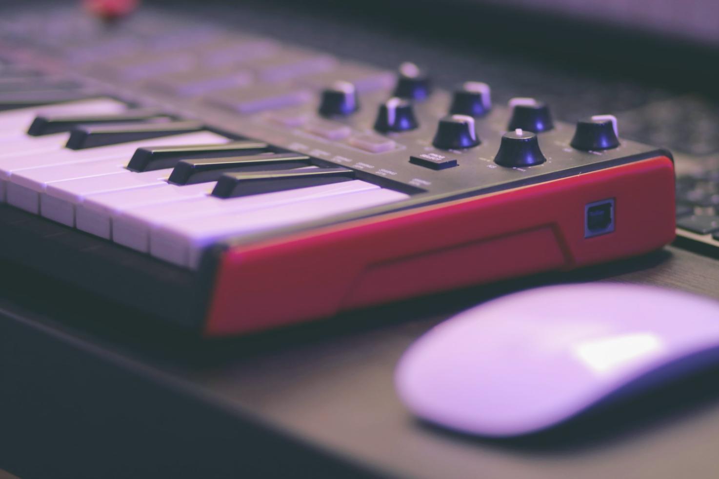 Ambiente di studio musicale con strumenti e fogli di composizione